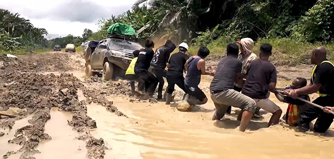 pulling truck out of mud for pc